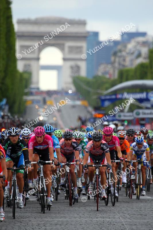 Peloton at Champs-Elysees005p.jpg